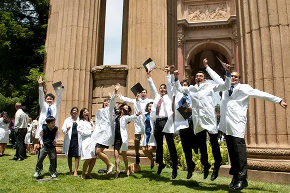 Studentsinwhitecoat_2022